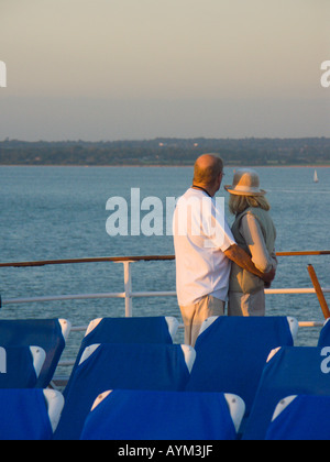 Couple stand par le rail, le QE2 s'écarte sur une croisière de Southampton Banque D'Images