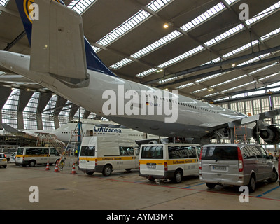 Un avion Airbus 340 de Lufthansa Airport hangar de l'aéroport de Frankfurt am Main Allemagne Hesse Banque D'Images