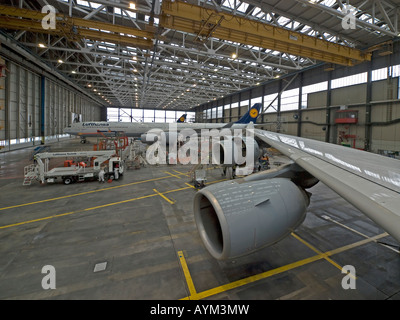 Un avion Airbus 340 de Lufthansa Airport hangar de l'aéroport de Frankfurt am Main Allemagne Hesse Banque D'Images