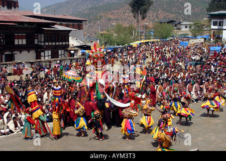 Bhoutan Paro Tsechu festival de danse le jugement des morts Raksha Mangcham ont défilé le Roi Banque D'Images