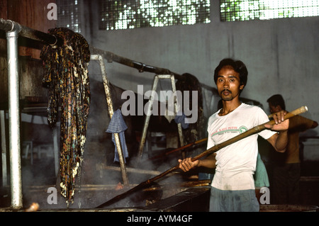 Surakarta Java Indonésie artisanat batik Batik Keris teinture tissu batik en usine Banque D'Images