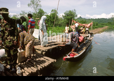 L'Indonésie Java sud Cilacap Ferry passagers en attente sur la jetée en bois Banque D'Images