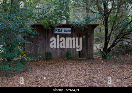 Large Wooden Outhouse dans les bois Banque D'Images