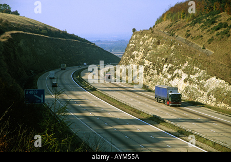 Autoroute M40 en passant par la coupe de Chiltern Buckinghamshire England UK Banque D'Images