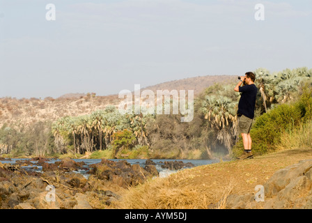 Tourist binoculars ; Epupa Falls Namibie sur frontière angolaise Banque D'Images