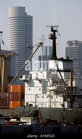 Singapour décharge des conteneurs à la borne des quais Banque D'Images