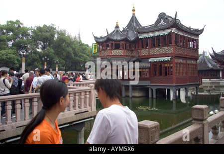 Les salons de thé de Shanghai avec jeune couple Banque D'Images