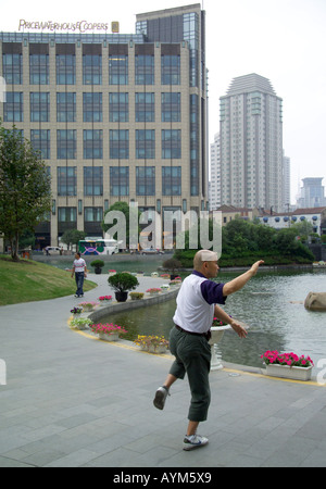 Man practicing Tai Chi park pendant la pause déjeuner Banque D'Images