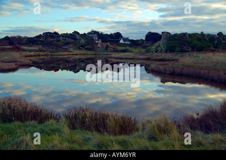 Vue sur un lac et d'un petit village le long de la côte de Bretagne en France. Banque D'Images