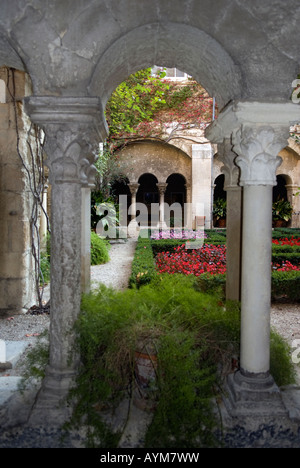 Cloître rempli de fleurs colorées, de vignes et de fougères. Banque D'Images