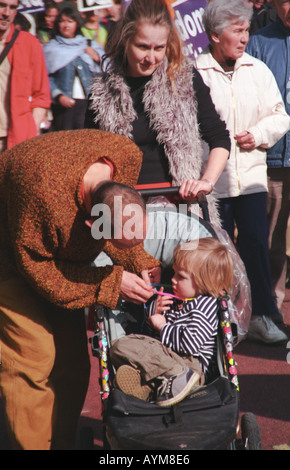 Manifestation contre la guerre en Irak en mars 2003 à Londres jeune famille avec un enfant dans une puchchair Banque D'Images