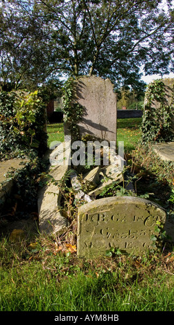 Tombe ouverte au cimetière de l'église de St Michel, Beccles, Suffolk, Angleterre, Royaume-Uni Banque D'Images