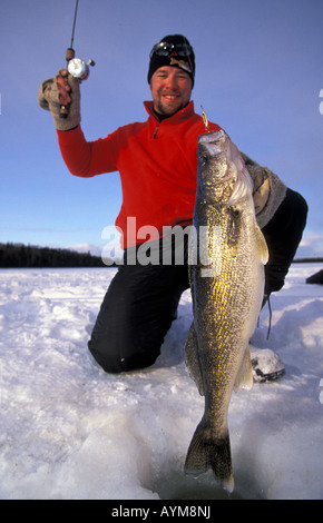 Man Ice fishing le doré jaune Banque D'Images