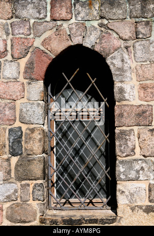 Une fenêtre, arche sculptée et decretive metal grille de sécurité Banque D'Images