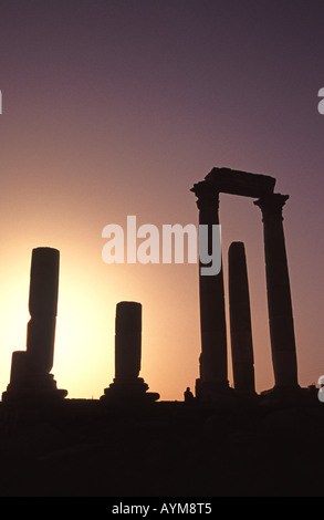 AMMAN, JORDANIE. Colonnes à Le Temple romain d'Hercule silhouetté contre le soleil couchant. Banque D'Images