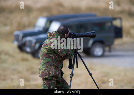 Guest à côté de Land Rovers photographier la faune, Alladale Estate, Ecosse Banque D'Images