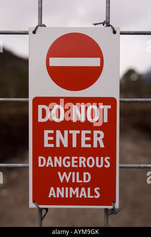 Panneau d'avertissement sur la clôture d'enceinte de sanglier, Alladale Estate, Ecosse Banque D'Images