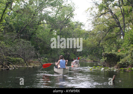 Personnes canoë à Wekiwa Springs State Park, Floride Apopka Banque D'Images