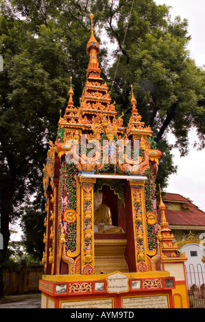 Photographie d'une petite niche au complexe Thanboddhay Paya au Myanmar 2006 Banque D'Images