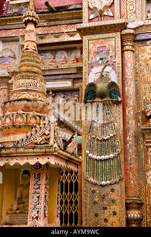 Photographie d'une mosaïque peacock dans un monastère à l'entrée Thanboddhay Paya au Myanmar 2006 Banque D'Images