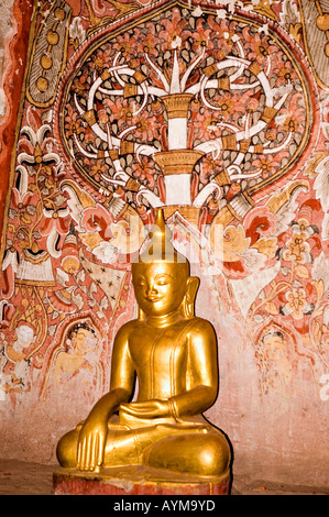 Photographie d'un Bouddha assis sous l'arbre de vie à l'HPO murale Win Daung Grottes dans Myanmar 2006 Banque D'Images