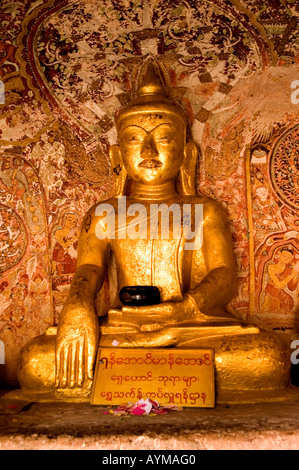 Photographie d'un Bouddha assis sous l'arbre de vie à l'HPO murale Win Daung Grottes dans Myanmar 2006 Banque D'Images