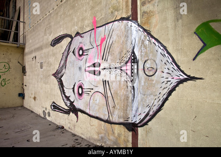 Une pièce d'une étrange graffitti dans une friche industrielle en usine. Étrange Graffiti dans une usine désaffectée. Banque D'Images