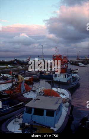 Un petit port de pêche d'abris et des bateaux dans la petite ville turque d'Eceabad sur les Dardanelles Banque D'Images