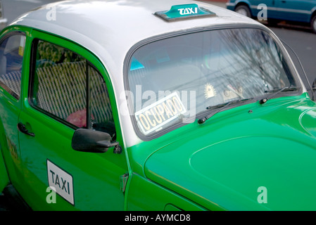 Vert vide VW Coccinelle Taxi garé en bordure de rue, dans la ville de Mexico avec signe occupé dans la fenêtre Banque D'Images