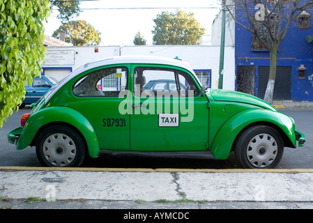 Vert vide VW Coccinelle Taxi garé en bordure de rue, dans la ville de Mexico Banque D'Images