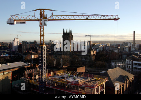 Toits de Leeds à au sud de New York Street et de grue à tour de l'église paroissiale Banque D'Images