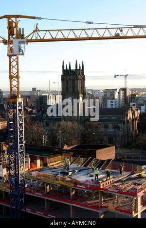 Toits de Leeds à au sud de New York Street et de grue à tour de l'église paroissiale Banque D'Images