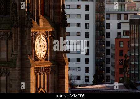 L'église paroissiale de St Pierre de Leeds tour de l'horloge avec de nouveaux appartements derrière de New York Street Banque D'Images