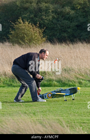 Modèle de vol avions commandés par radio dans la forêt d'Epping Banque D'Images