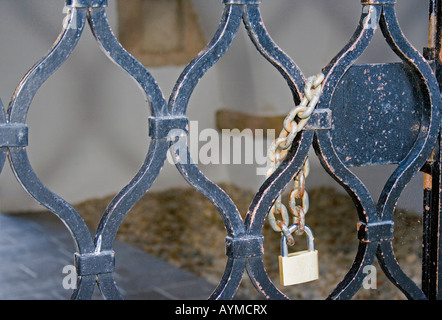 Des barres de fer porte avec chaîne rouillée et serrure. Banque D'Images