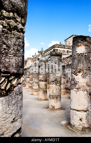 Les colonnes au temple des mille guerriers à Chichen Itza, un ancien site maya dans la Riviera Maya au Mexique. Banque D'Images