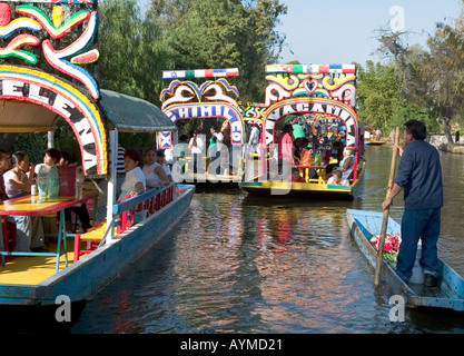 Bateaux de fleurs Trajineras et des aliments dans un vendeur chalupas sur les canaux de Xochimilco Mexico City Banque D'Images