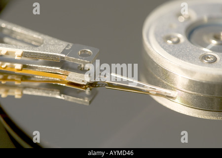 Close up d'ordinateur sans disque dur hdd et bras de données Banque D'Images