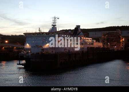 En ferry Dover Docks de l'Est au crépuscule Banque D'Images