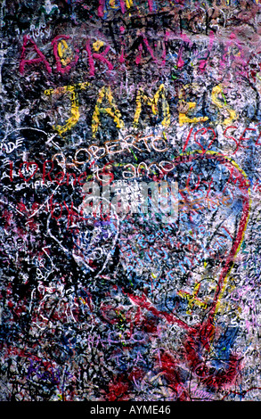 L'amour un graffiti sur un mur près de balcon de Juliette à Vérone Italie s Banque D'Images