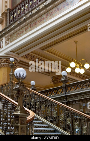 Belles lampes Art déco escaliers détaillée et bannister dans Correo Mayor le bureau de poste principal de la ville de Mexico Banque D'Images