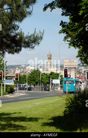 Vue depuis Wakefield Road en direction du centre-ville avec l'Hôtel de Ville d'échange Bradford Bradford West Yorkshire Angleterre visible Banque D'Images