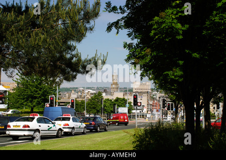 Vue depuis Wakefield Road en direction du centre-ville avec l'Hôtel de Ville d'échange Bradford Bradford West Yorkshire Angleterre visible Banque D'Images