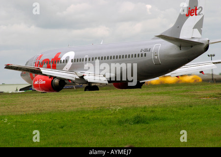 Avion Jet2 roulage après l'atterrissage à l'aéroport de Leeds Bradford West Yorkshire Angleterre Banque D'Images