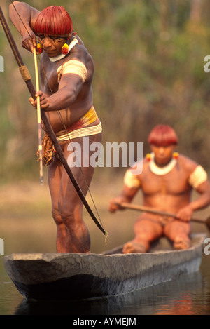 Amazon rainforest Xingu Brésil Yaulapiti les populations autochtones indiens dans la pêche en canoë avec arc et flèche Banque D'Images