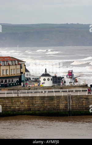 À l'égard Pier Road et de la mer du Nord à partir de la zone d'Henrietta Street Whitby, North Yorkshire Banque D'Images