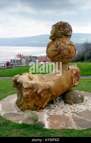 La sculpture moderne pour commémorer le millénaire haut de falaises Robin Hood Bay, North Yorkshire Banque D'Images