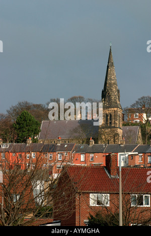 L'église St Thomas Worsbrough visibles au-dessus de maisons Banque D'Images