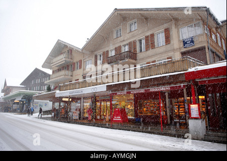 Magasins de ski en neige lourde chute - Grindelwald - Brenese Alpes Suisses Banque D'Images