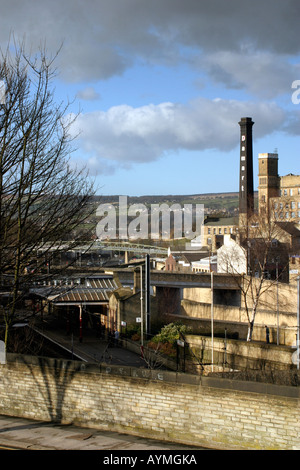 La gare de Bingley et Aire Valley Relief Road Banque D'Images